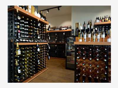 AV FDC très beau magasin caviste proche Lyon