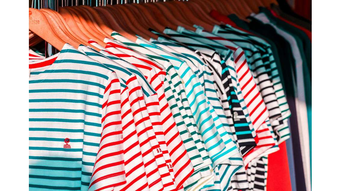 A vendre FDC détail souvenirs vêtements à Dinan