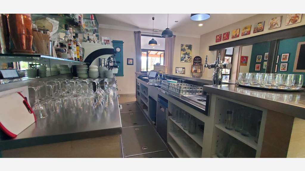 Bar restaurant logement à vendre Sud Ardèche