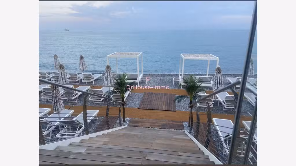 AV restaurant face à la mer avec sa plage privée