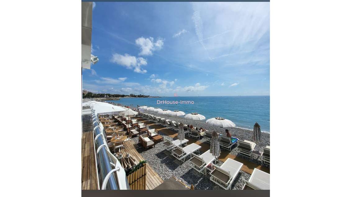 AV restaurant face à la mer avec sa plage privée