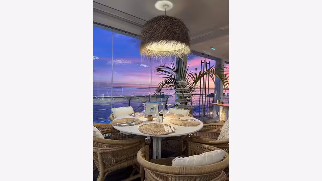 AV restaurant face à la mer avec sa plage privée