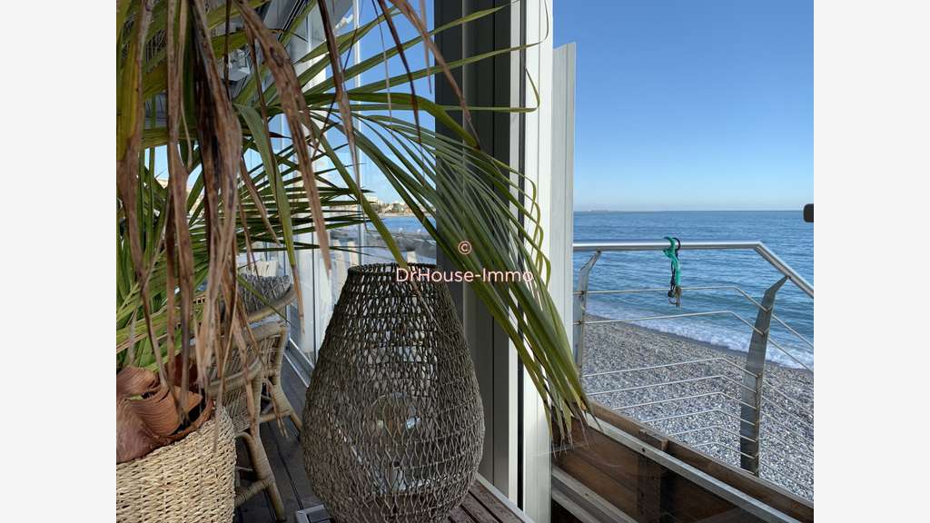 AV restaurant face à la mer avec sa plage privée