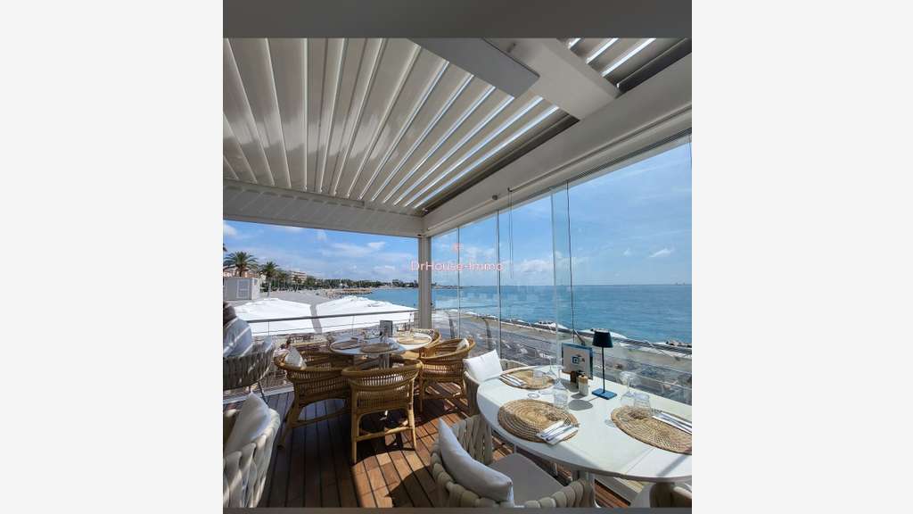 AV restaurant face à la mer avec sa plage privée