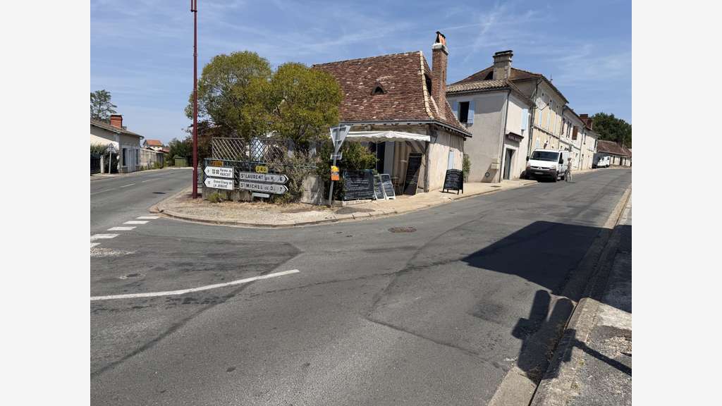 AV restaurant bar de caractère village touristique