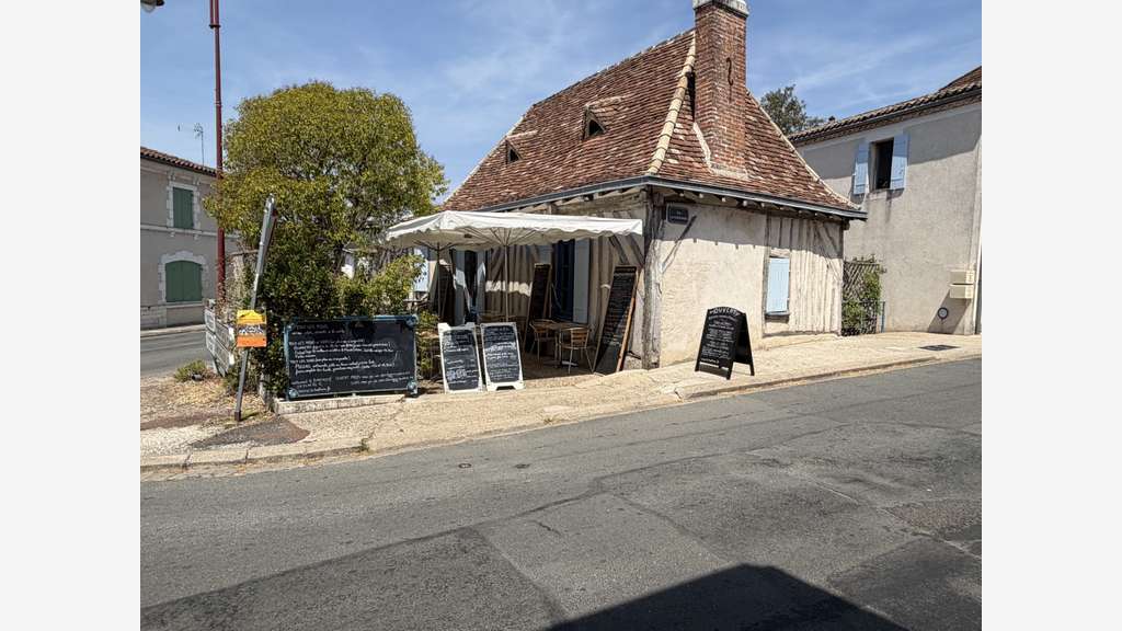 AV restaurant bar de caractère village touristique