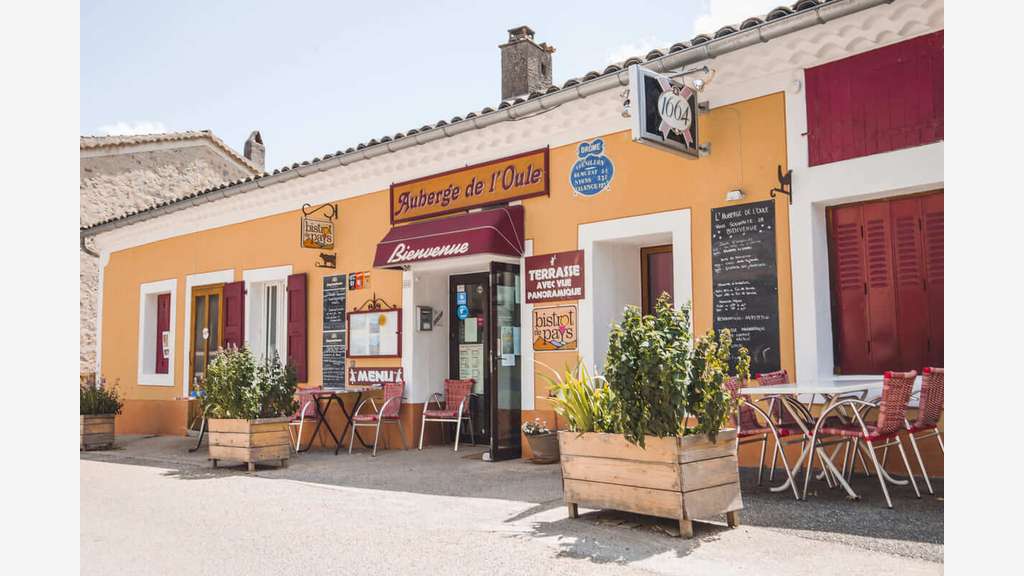 Cède bar restaurant licence IV en Drôme provençale