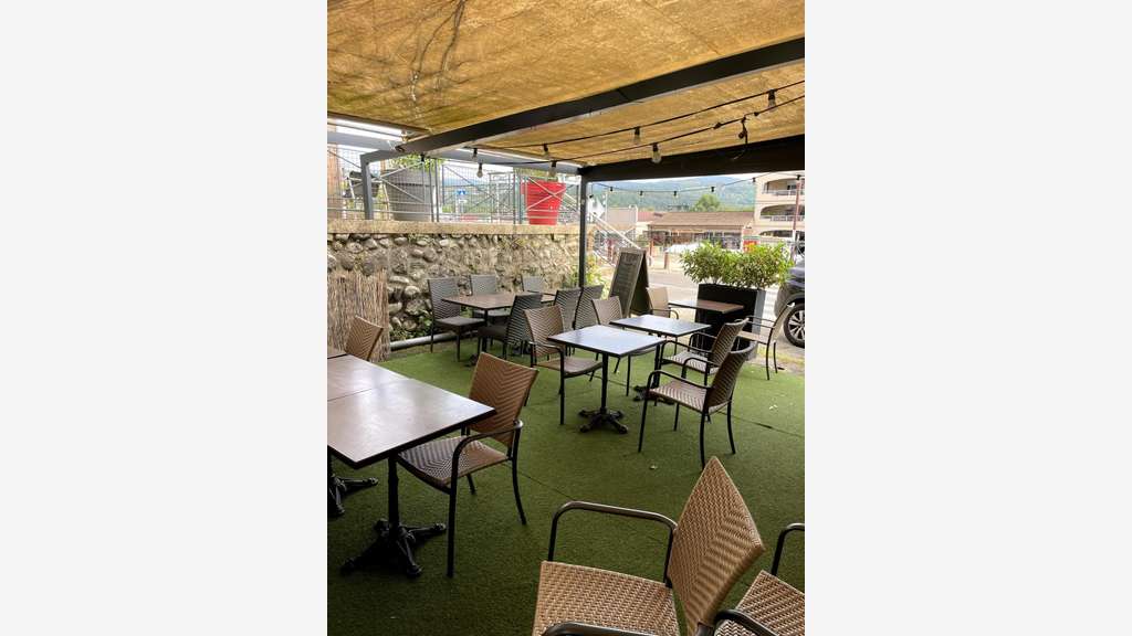 AV restaurant axe routier avec terrasse parking
