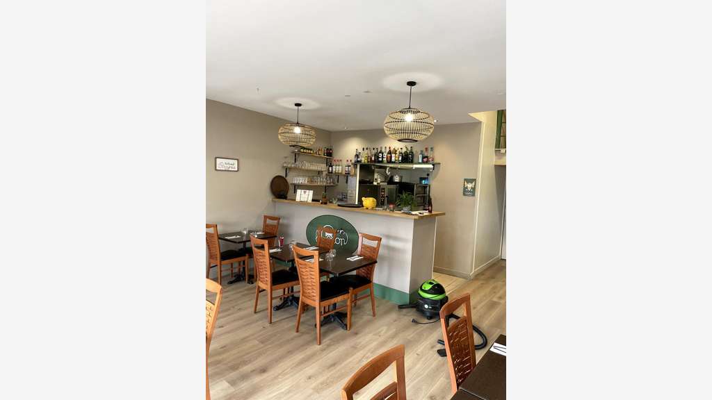 AV restaurant axe routier avec terrasse parking
