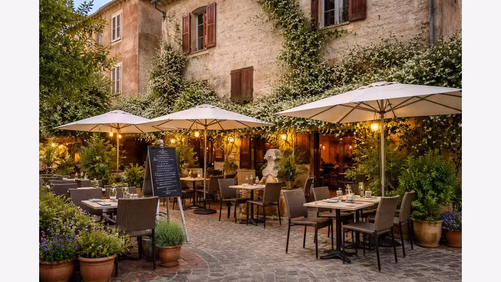 Fonds avec murs restaurant village provençal 83