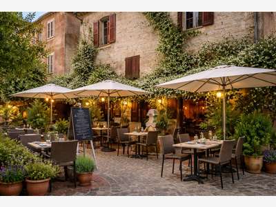 Fonds avec murs restaurant village provençal 83