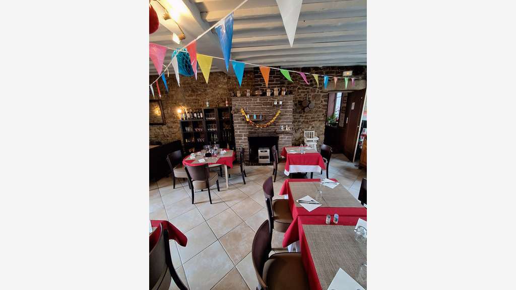 AV restaurant bar 3 salles terrasse et logt Flers
