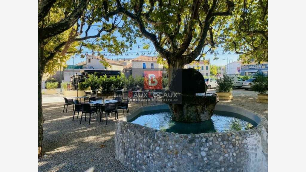 Restaurant/hôtel à rénover à vendre à Sénas 