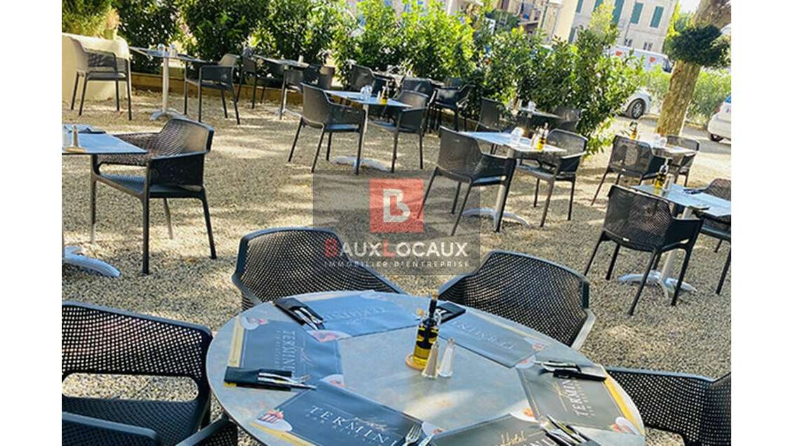 Restaurant/hôtel à rénover à vendre à Sénas 