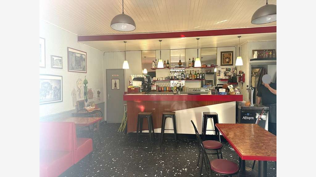 Bar restaurant de 300m² à vendre l'Estrechure (30)