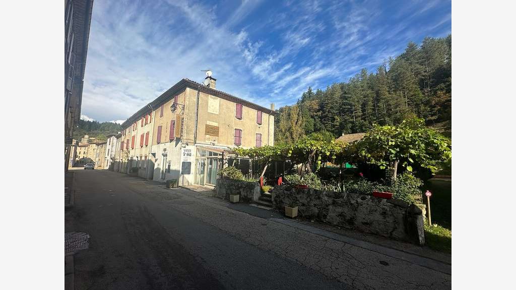 Bar restaurant de 300m² à vendre l'Estrechure (30)