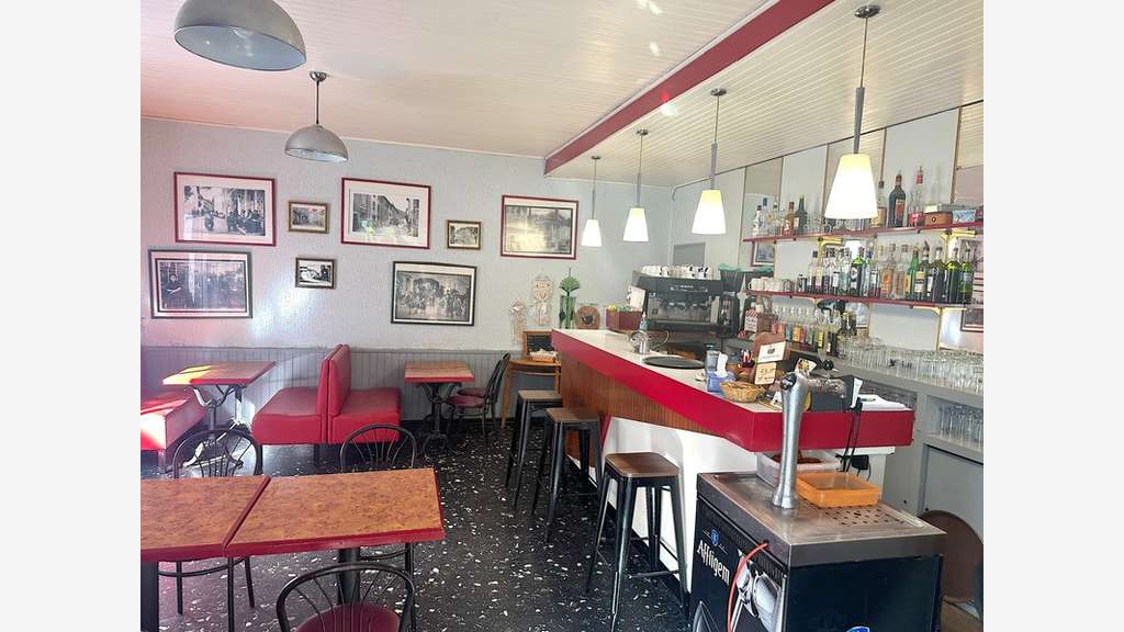 Bar restaurant de 300m² à vendre l'Estrechure (30)
