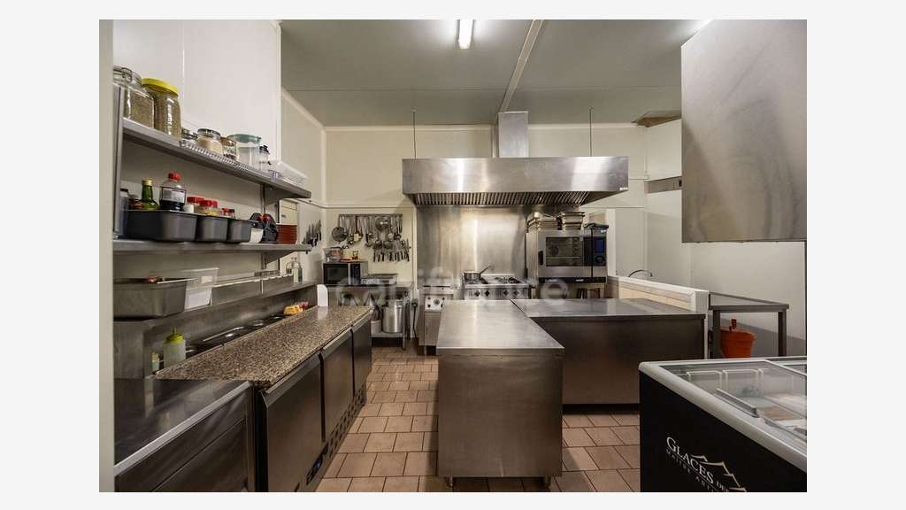 A bar restaurant Licence IV logement Ardèche N102