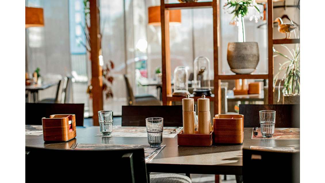 Cède restaurant 180m² terrasse empl N1 le Lavandou