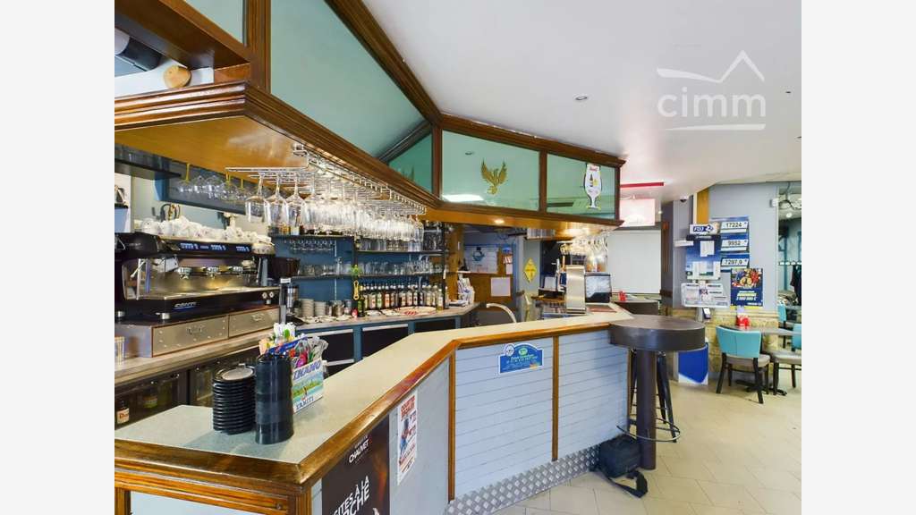 Vente bar restaurant lic IV au centre des Vans