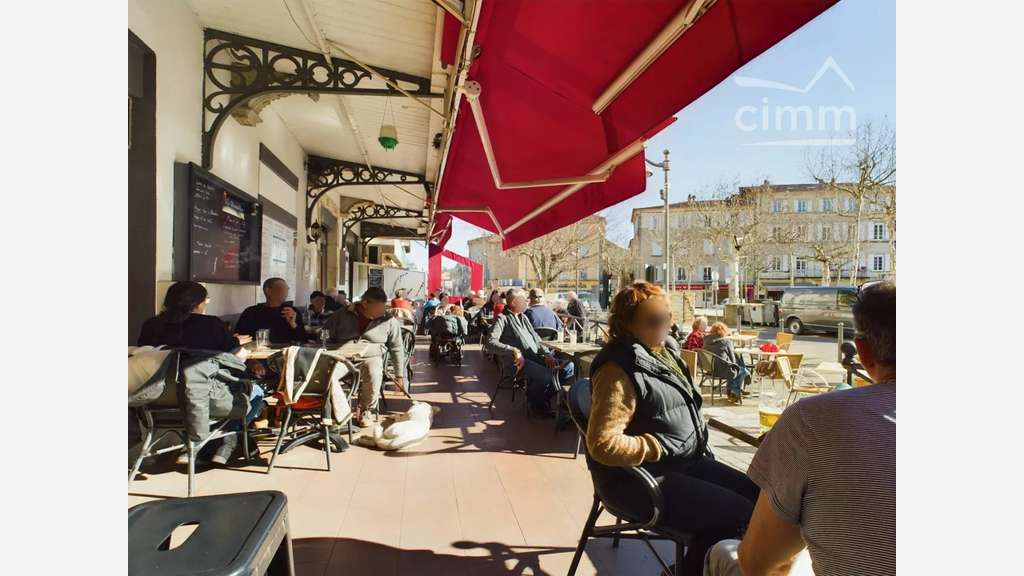 Vente bar restaurant lic IV au centre des Vans