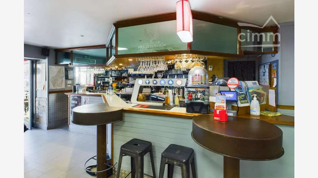 Vente bar restaurant lic IV au centre des Vans