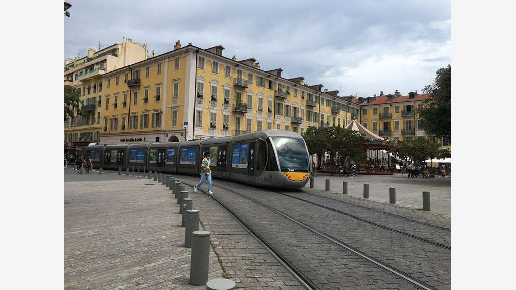 Vente belle affaire avec terrasse Nice Garibaldi