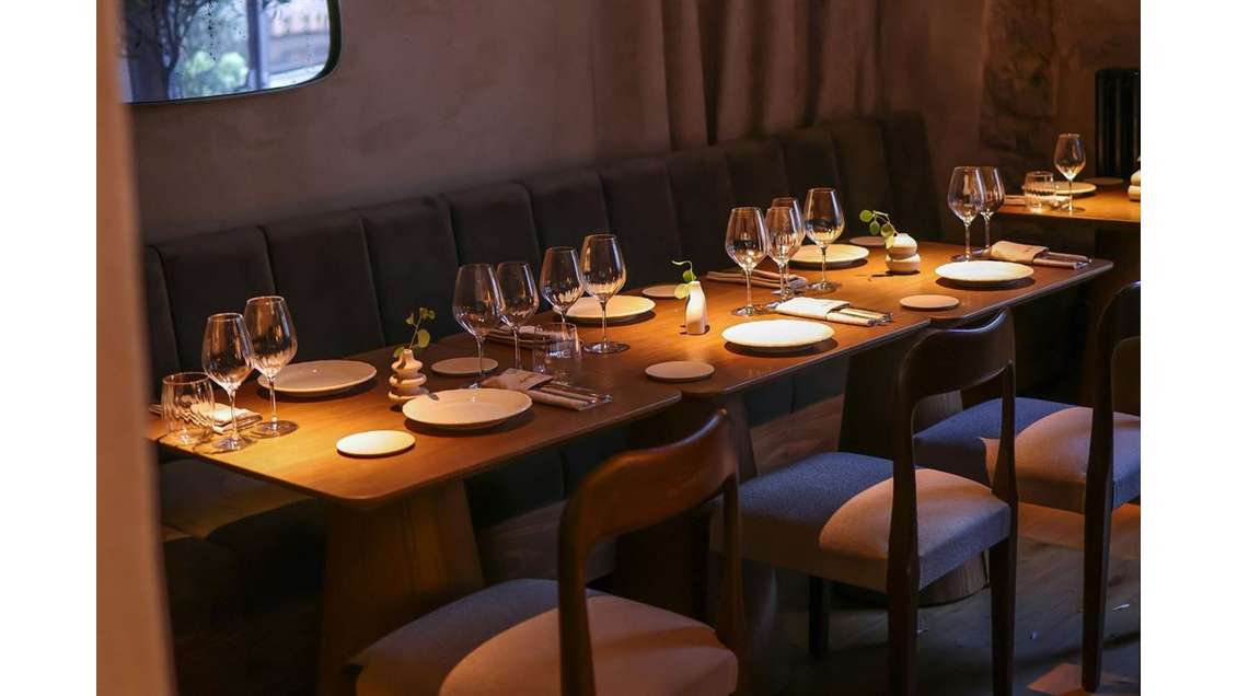 AV restaurant dans rue commerçante à Paris