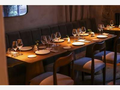 AV restaurant dans rue commerçante à Paris