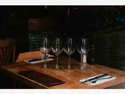 Vente joli bistrot en angle avec une terrasse 