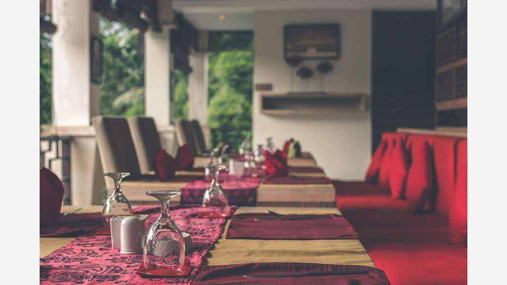 AV restaurant d'angle en très bon état à Paris