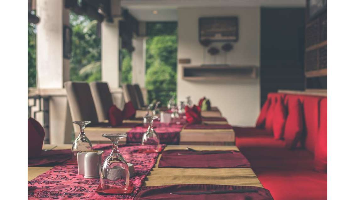 AV restaurant d'angle en très bon état à Paris