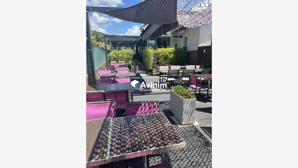 AV restaurant bistronomique avec murs à Peymeinade
