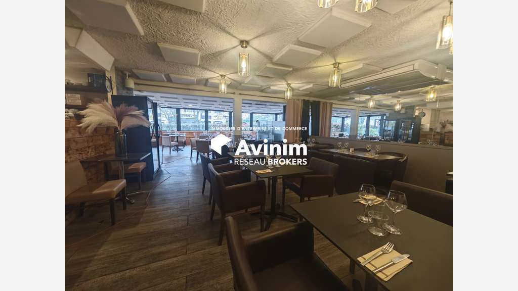 AV restaurant bistronomique avec murs à Peymeinade