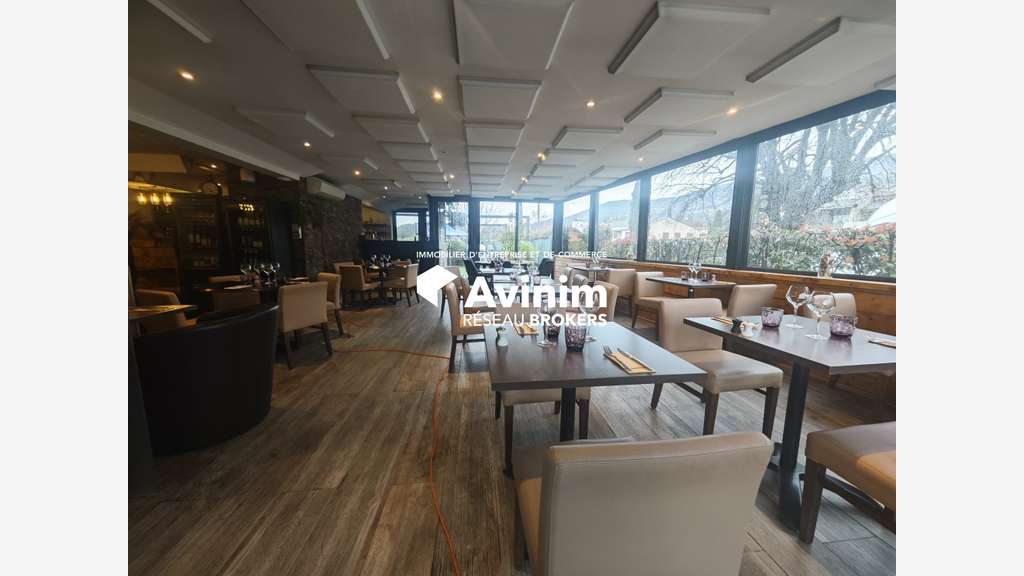 AV restaurant bistronomique avec murs à Peymeinade