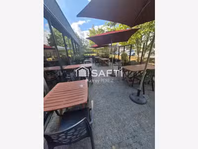 restaurant spacieux avec terrasse