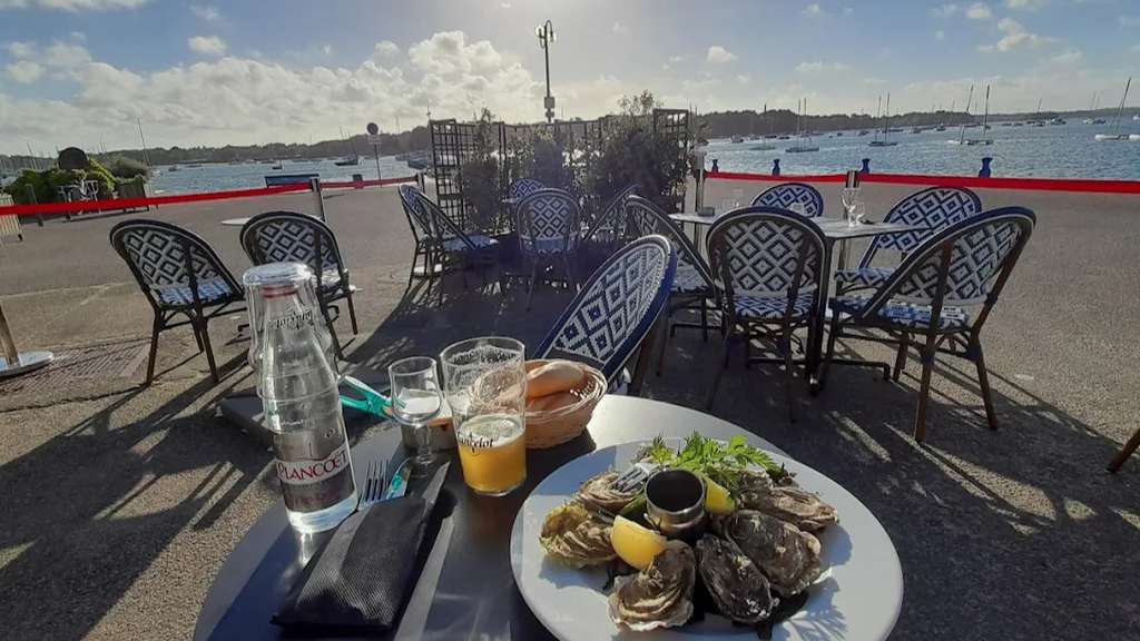 Cède beau bar brasserie avec point tabac à Quimper