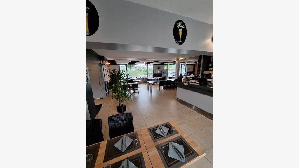 AV restaurant grill avec logement et parking St Lô