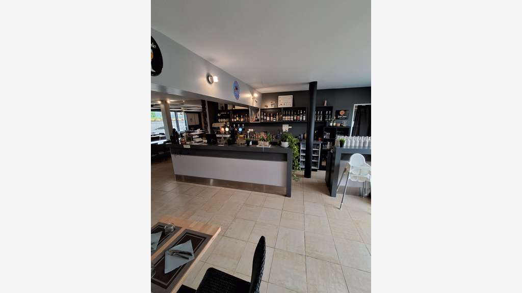AV restaurant grill avec logement et parking St Lô