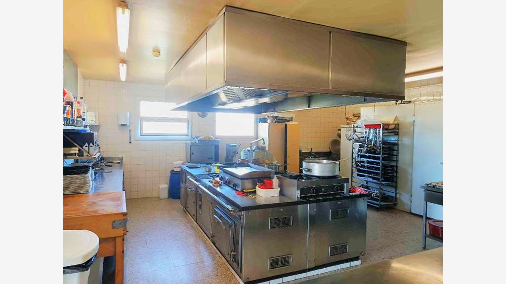 Vente restaurant + hôtel 5 ch+ 2 apparts à Tulette