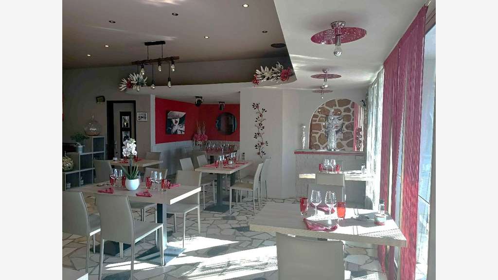 Vente restaurant + hôtel 5 ch+ 2 apparts à Tulette