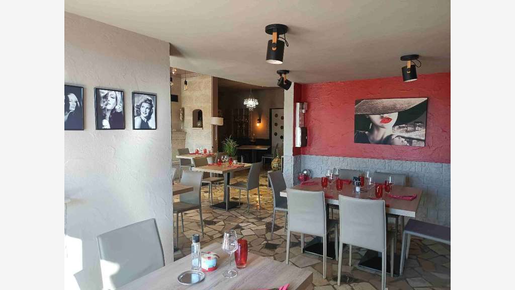 Vente restaurant + hôtel 5 ch+ 2 apparts à Tulette