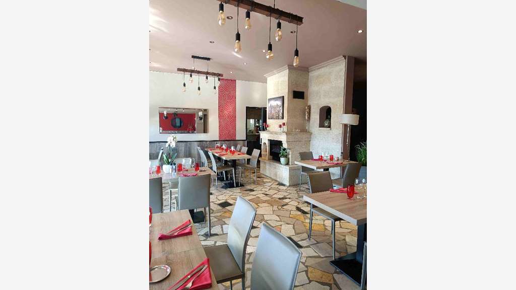 Vente restaurant + hôtel 5 ch+ 2 apparts à Tulette
