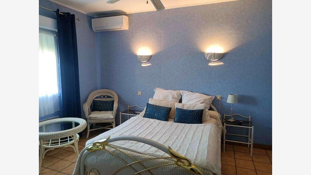 Vente restaurant + hôtel 5 ch+ 2 apparts à Tulette