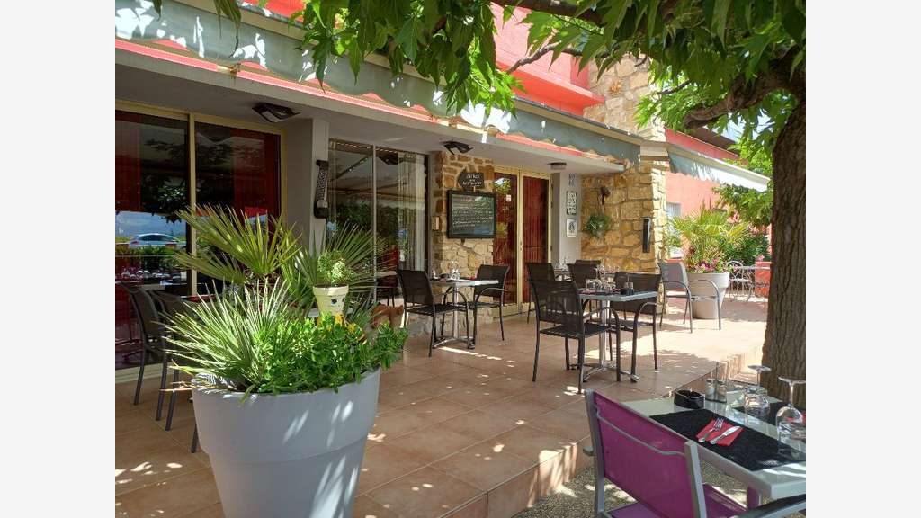 Vente restaurant + hôtel 5 ch+ 2 apparts à Tulette