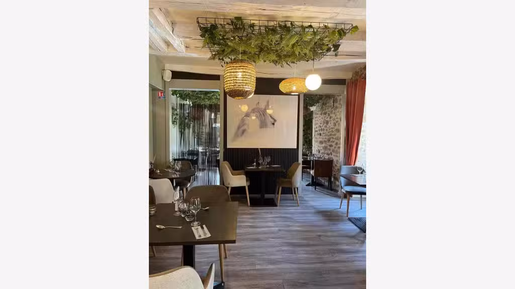 AV restaurant ancien relais de diligence à Uzerche