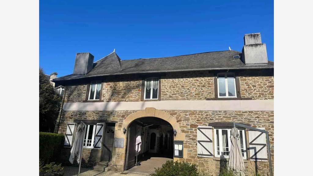 AV restaurant ancien relais de diligence à Uzerche