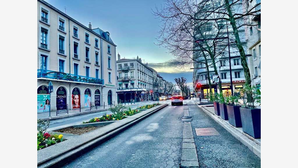AV restaurant avec terrasse empl premium Valence