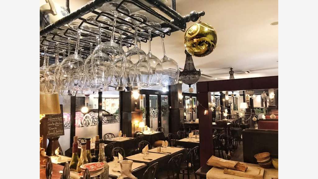 BAR-RESTAURANT AVEC LICENCE IV ET DEUX TERRASSES