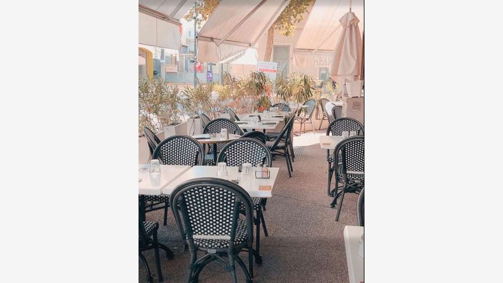 BAR-RESTAURANT AVEC LICENCE IV ET DEUX TERRASSES